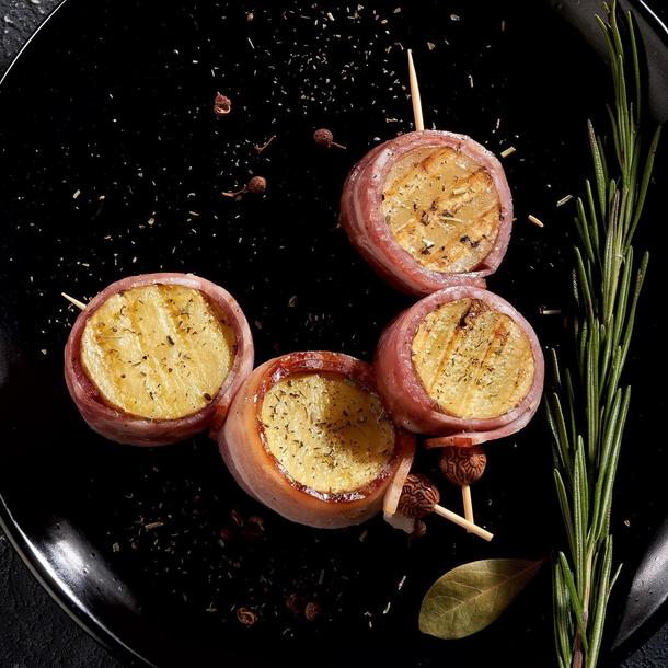 Шашлычок из печеного картофеля в беконе с размарином Шашлычок из печеного картофеля в беконе с размарином