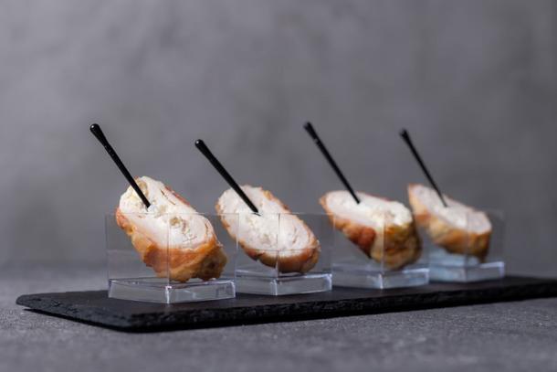 Куриный рулетик со сливочным сыром и вяленым томатом Куриный рулетик со сливочным сыром и вяленым томатом